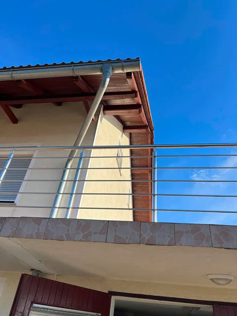 Detajl balkona in napušča