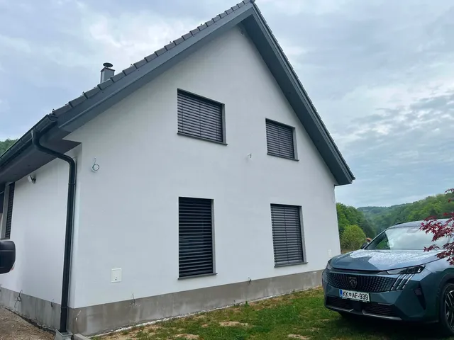 Enodružinska hiša s svežo belo fasado
